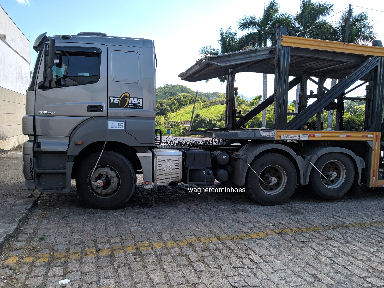 Caminhão Carreta Cegonha Mercedes-Benz Actros + VW Polo GTI