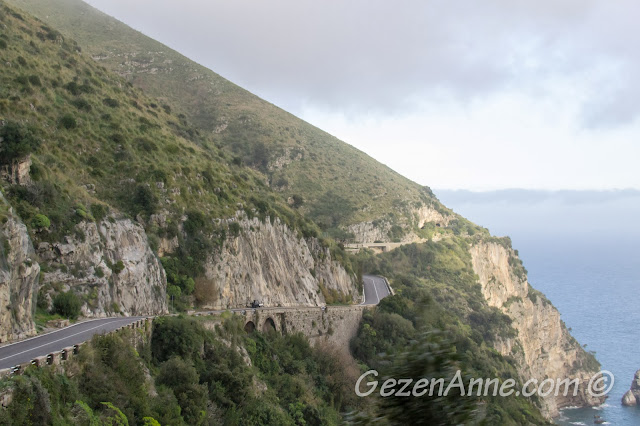 Amalfi kıyılarındaki uçurum kenarından giden yollar