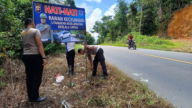 Pemasangan Spanduk Himbauan Kamseltibcarlantas oleh Sat Lantas Polres Landak: Keselamatan Jadi Prioritas"