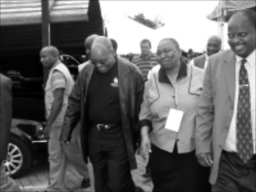 CAMPAIGN TRAIL: Jacob Zuma at Ratshidi tribal kraal near Mafikeng. With him are Angie Motshekga and Barolong Bo-Ratshidi chief, Kgosi Jeff Montshioa. 18/03/09. Pic. Elisha Molefe. © Sowetan.