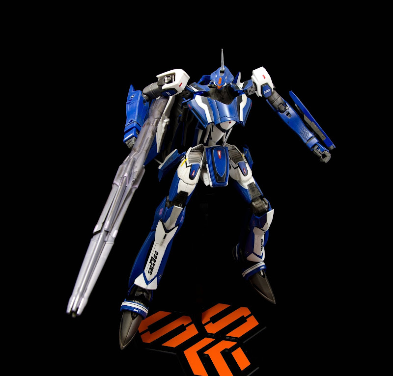 VF-25G_Michael_battroid_02.jpg