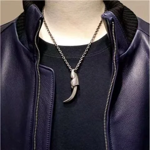 Modieuze Retro Jack Wolfskin hanger een stijlvolle toevoeging. Perfect voor een retro look, een duurzaam sieraad dat elke outfit complementeert.