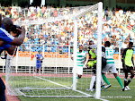 But du DCMP de la RD Congo (vert-blanc) contre Lydia Ludic de Burundi (vert-noire) le 17/03/2013 au stade des Martyrs à Kinshasa, 1-0 : en match aller des seizièmes de finale de la Coupe de la Confédération de la Caf. Radio Okapi/Ph. John Bompengo