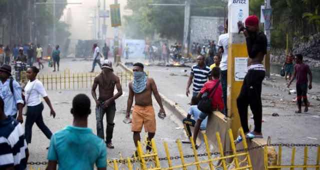 Tres muertos en protestas contra precios de combustibles en Haití