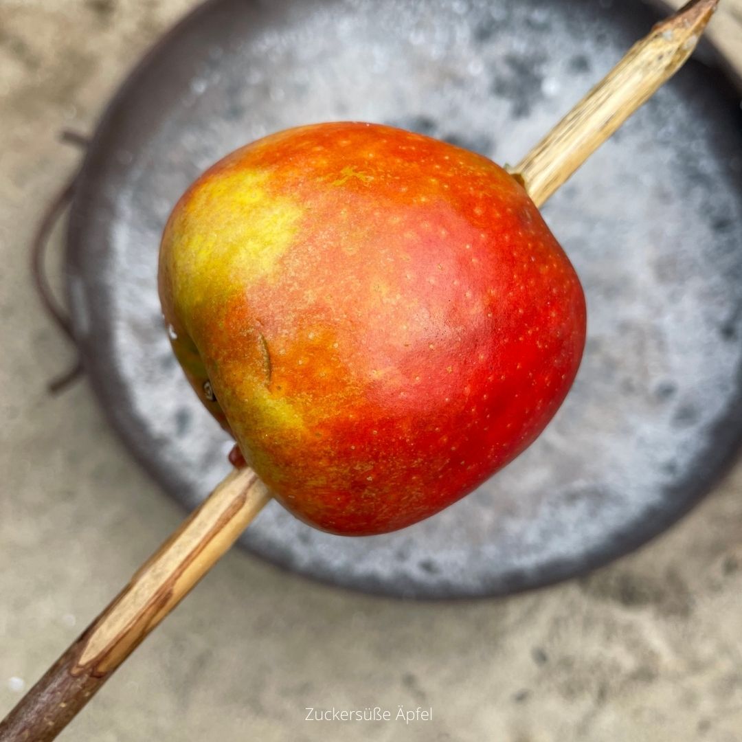 Gegrillte Bratäpfel über dem Lagerfeuer | ♥ Zuckersüße Äpfel ...