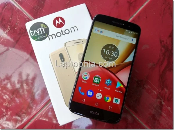 Unboxing & Hands On Motorola Moto M XT1663