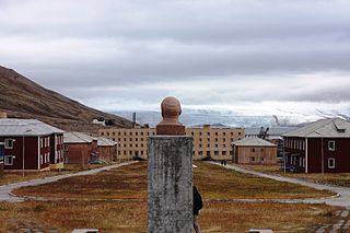 파일:external/upload.wikimedia.org/320px-Piramida_Svalbard_IMG_6283.jpg