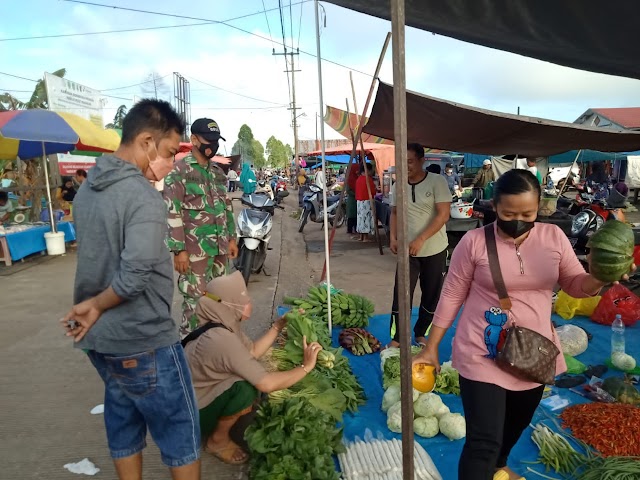 Himbau Warganya Patuhi Prokes, Serda Srihadi Menyisir Aktivitas Pedagang Pasar Mingguan