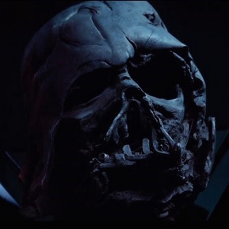 Der dämliche Kylo Ren besitzt den falschen Darth-Vader-Helm