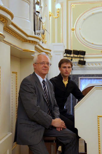 На фото (слева направо): президент Международного Центра русского музыкально искусства, органист, профессор Владимир Шляпников и органист Пицундского храма, лауреат международных конкурсов Лука Гаделия (Республика Абхазия)