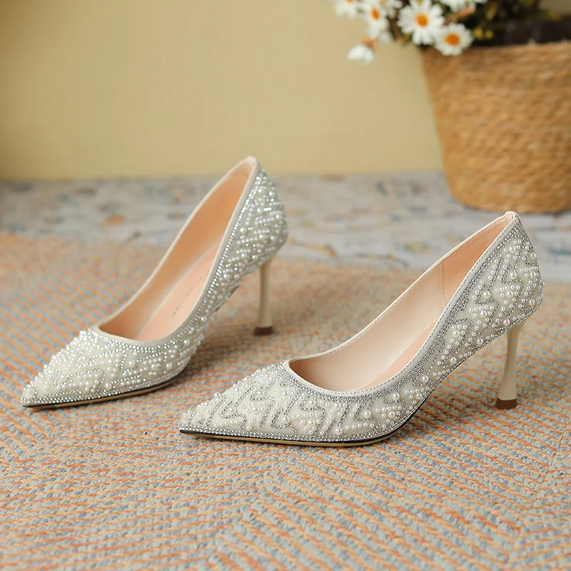 Title 3, Zapatos de tacón alto con perlas y pedrería par...