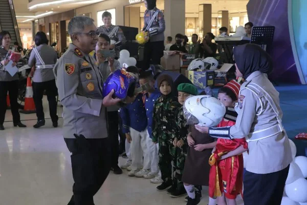 Kegiatan inu dihadiri oleh Kapolda Sulut Irjen Pol Setyo Budiyanto, Wakapolda Brigjen Pol Jan de Fretes, para PJU,  dan anak-anak dari TK Bhayangkari dan beberapa TK yang ada di Kota Manado. (Foto istimewa)