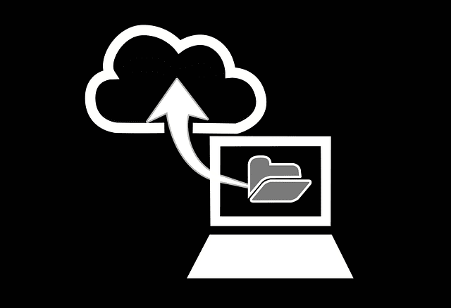 Ilustración de una computadora portátil que realiza una copia de seguridad de una carpeta en la nube