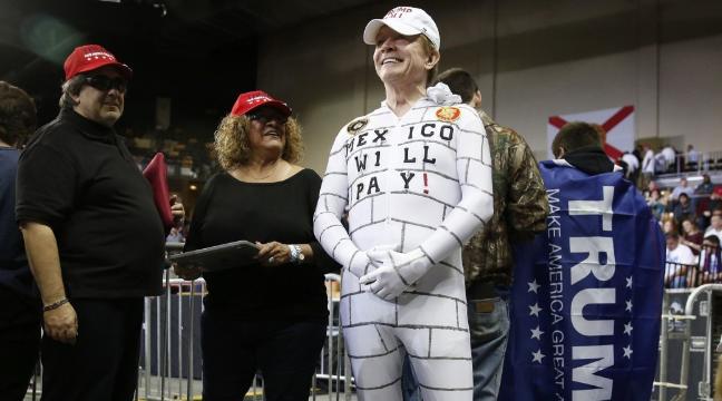 파일:external/home.bt.com/heres-why-a-guy-dressed-as-a-wall-turned-up-at-a-donald-trump-rally-136404446040603901-160305215128.jpg