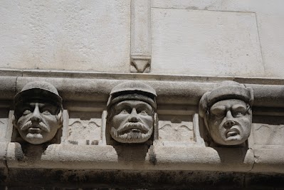 Fries an der Außenseite der Kathedrale von Šibenik