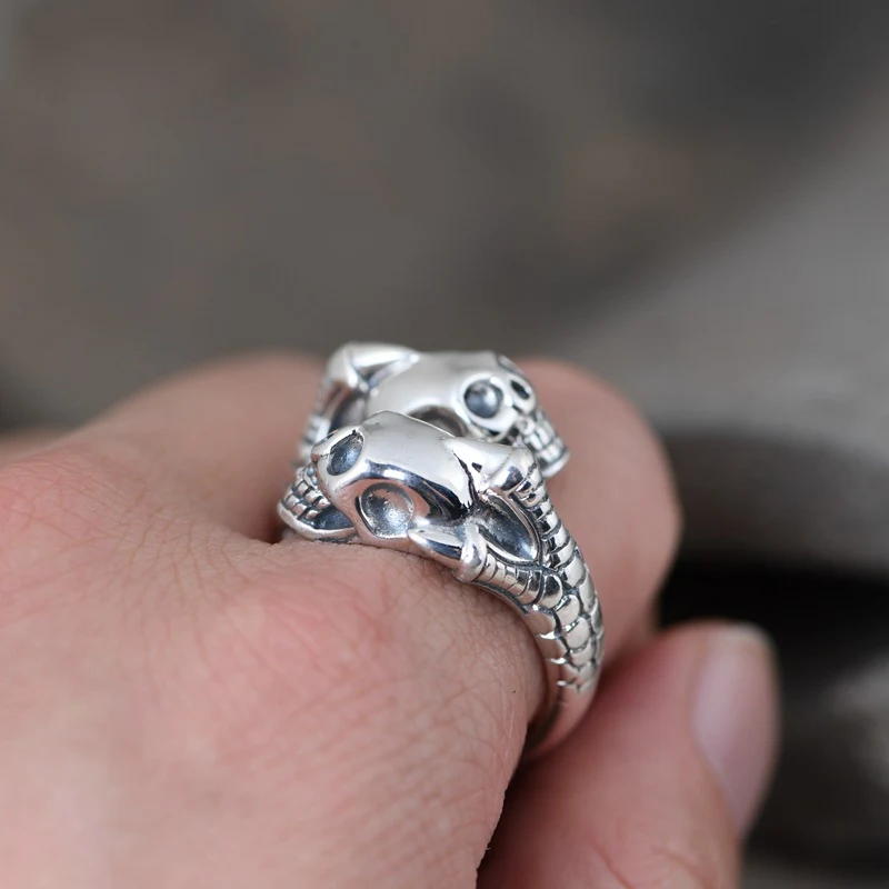 S925 Zilveren Retro Verstelbare Ring – Klassieke Stijl en Perfecte Pasvorm. Een tijdloze ring, verstelbaar voor optimaal draagcomfort.