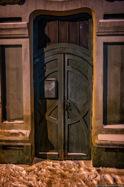 Деревянные двери дома Прядилова