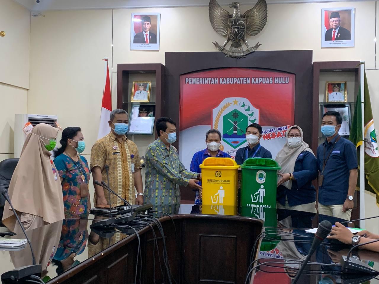 Pemkab Kapuas Hulu Terima Bantuan Tong Sampah  