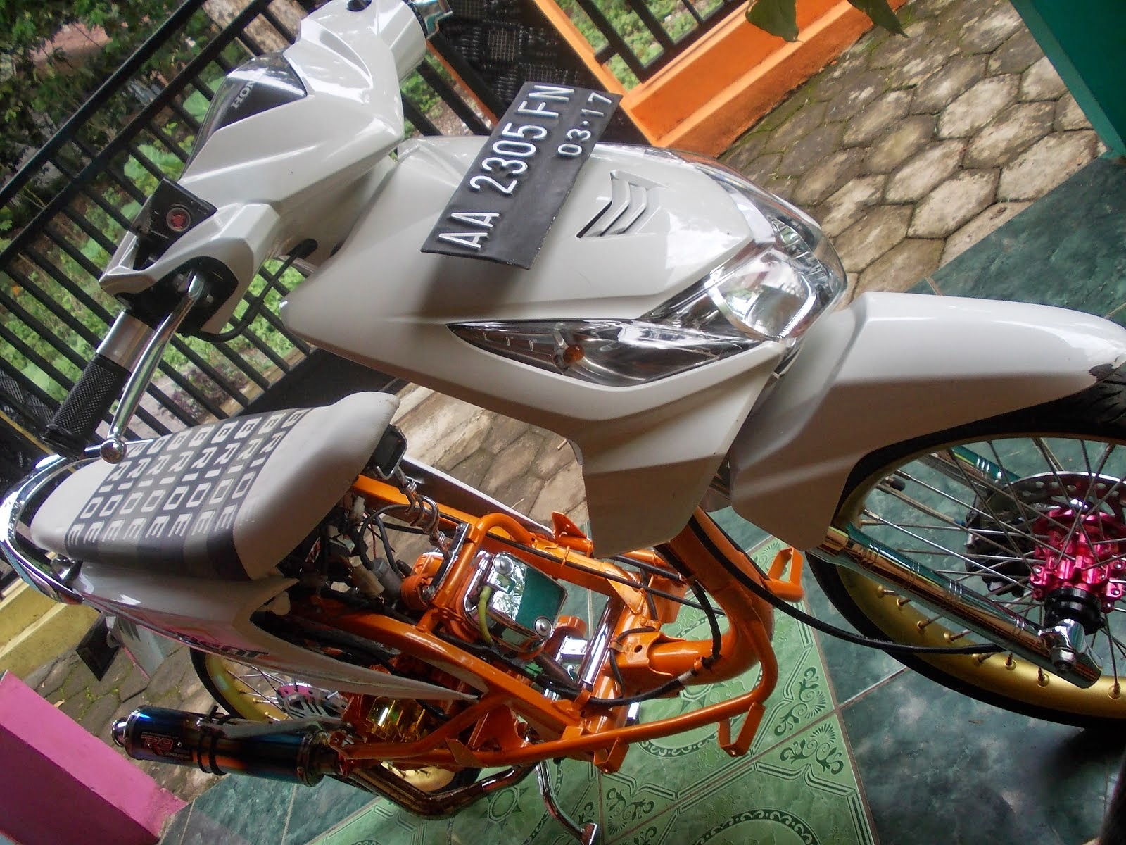 Modifikasi Honda Beat Warna Putih