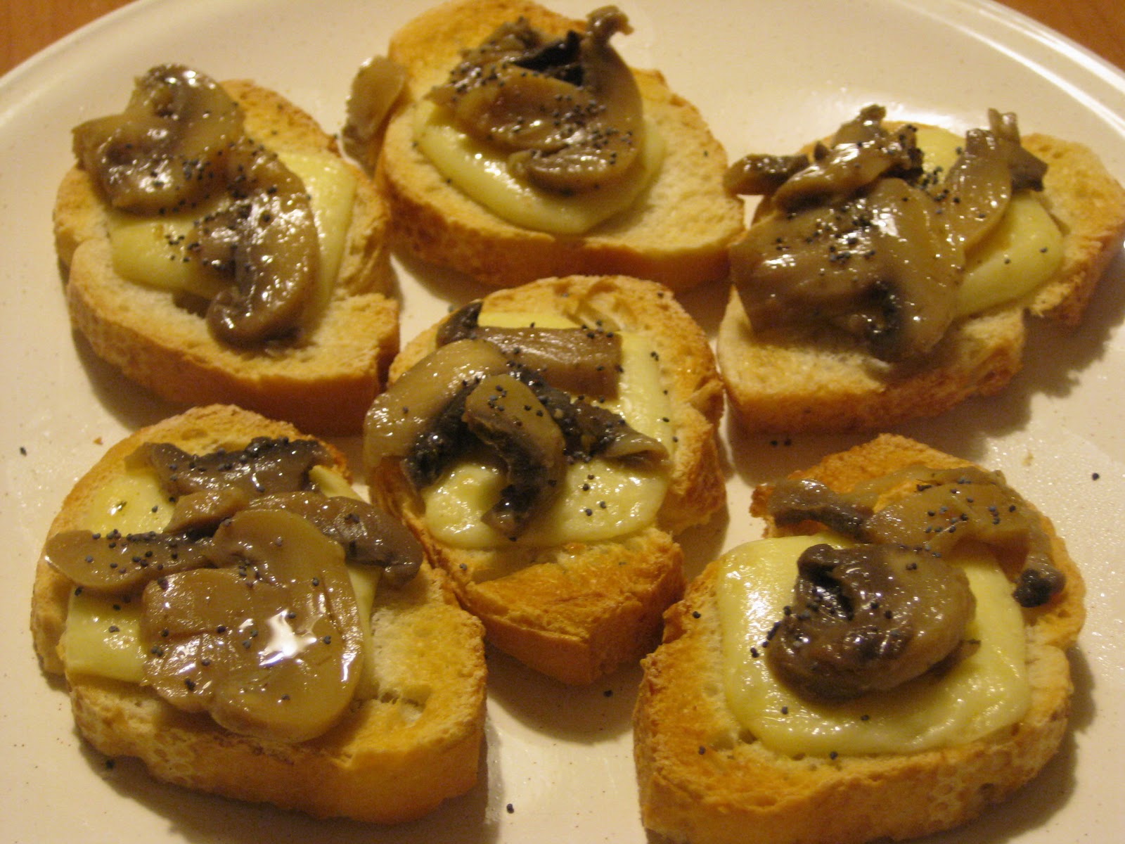 Lo Sfizio Goloso: Crostini con Asiago e funghi e crostini con Lardo di ...