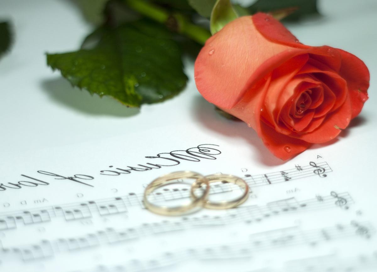 wedding rings with flowers