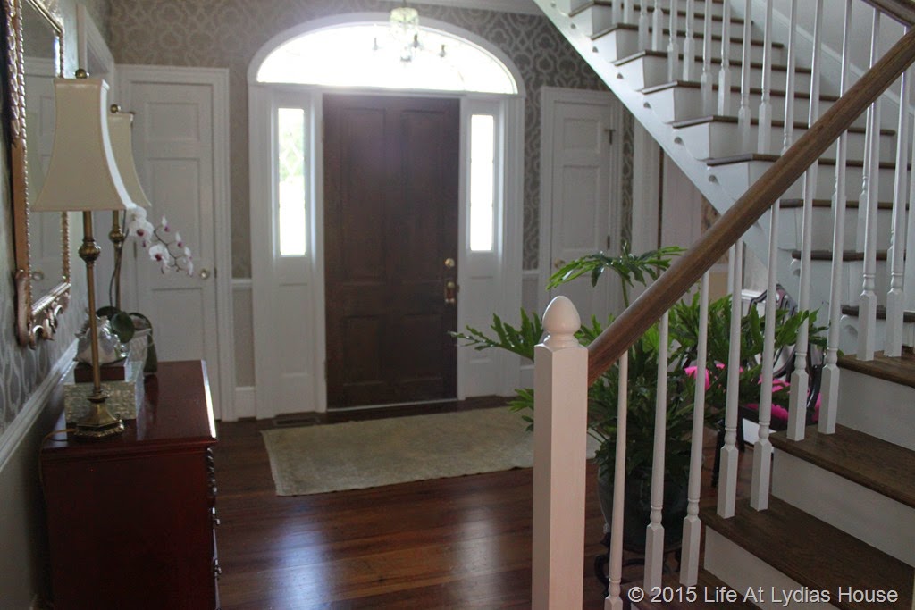 [looking-toward-the-front-door14.jpg]