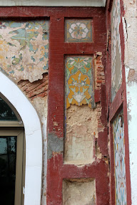 Deprecating art on the walls of Dai-Anga Masjid