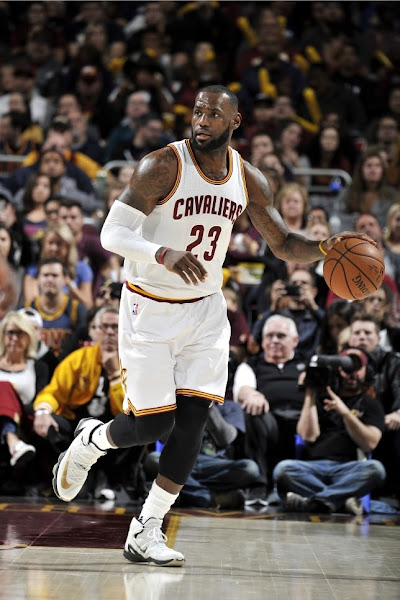 LBJ Ditches Soldiers and Goes Back to LeBron 13 Elite vs Hornets