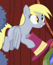 파일:external/img3.wikia.nocookie.net/Derpy_Hooves_holding_a_hat_S2E11.png