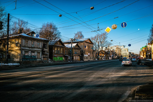 Старые дома вдоль улицы