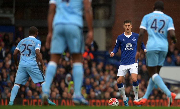 John Stones, del Everton, en un partido contra el Manchester City