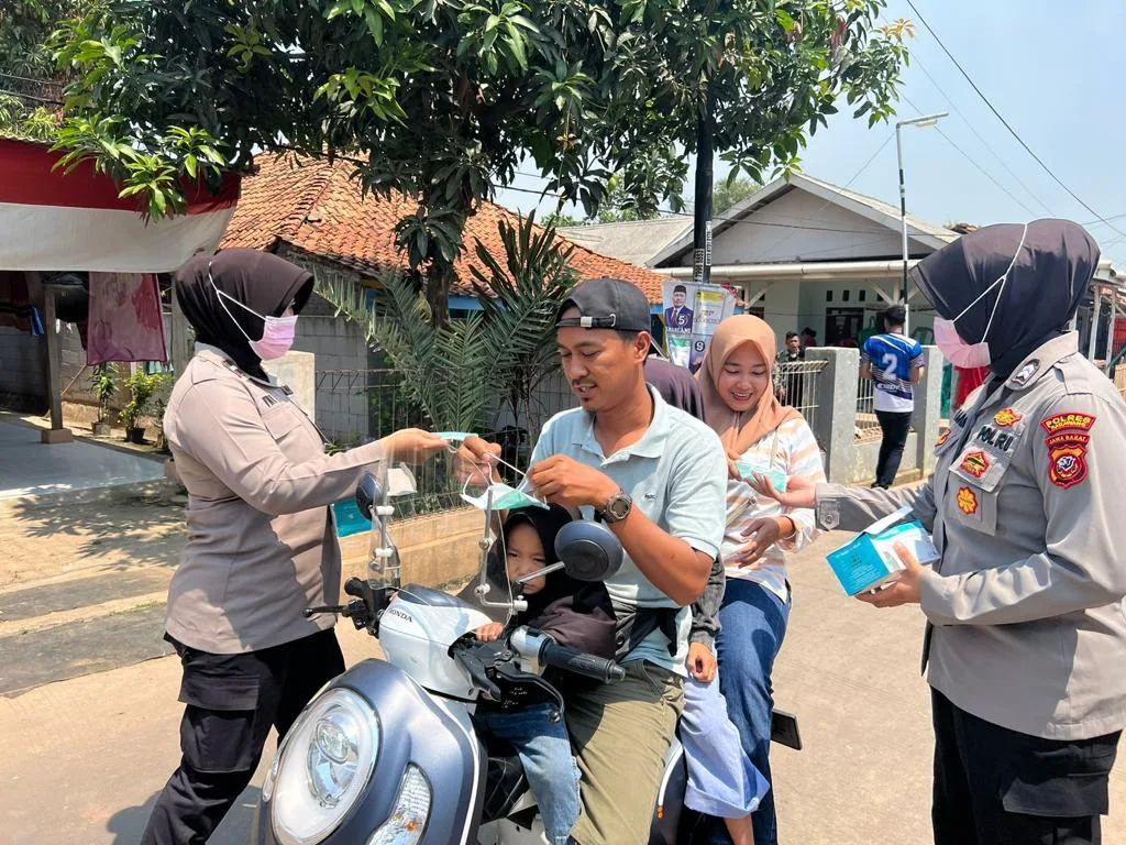 Polisi bagikan Masker ke warga sekitar