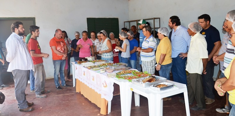 Parceria entre Prefeitura e Empaer trouxe oficina de desossa de peixes para Rosário Oeste.