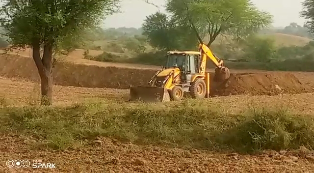 रोजगार की तलाश में ग्रामवासी पलायन करने को मजबूर ग्राम प्रधान की दबंगई जेसीबी मशीन से कराया जा रहा है मनरेगा का कार्य