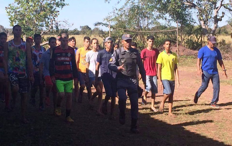 Polícia Militar treina estudantes para desfile do aniversário de Rosário Oeste.