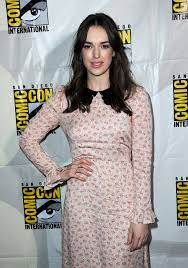 Elizabeth Henstridge Net Worth, Age, Wiki, Biography, Height, Dating, Family, Career