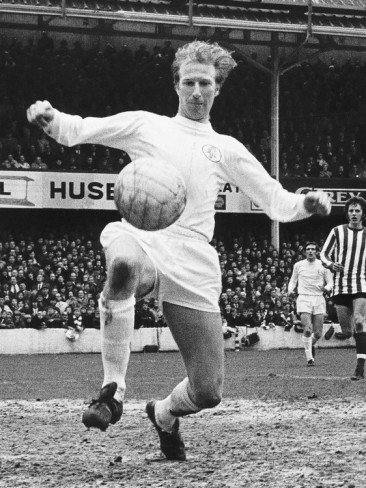 파일:external/imgc.allpostersimages.com/leeds-united-s-jack-charlton-in-action-against-southampton-during-their-league-match-c-1968.jpg