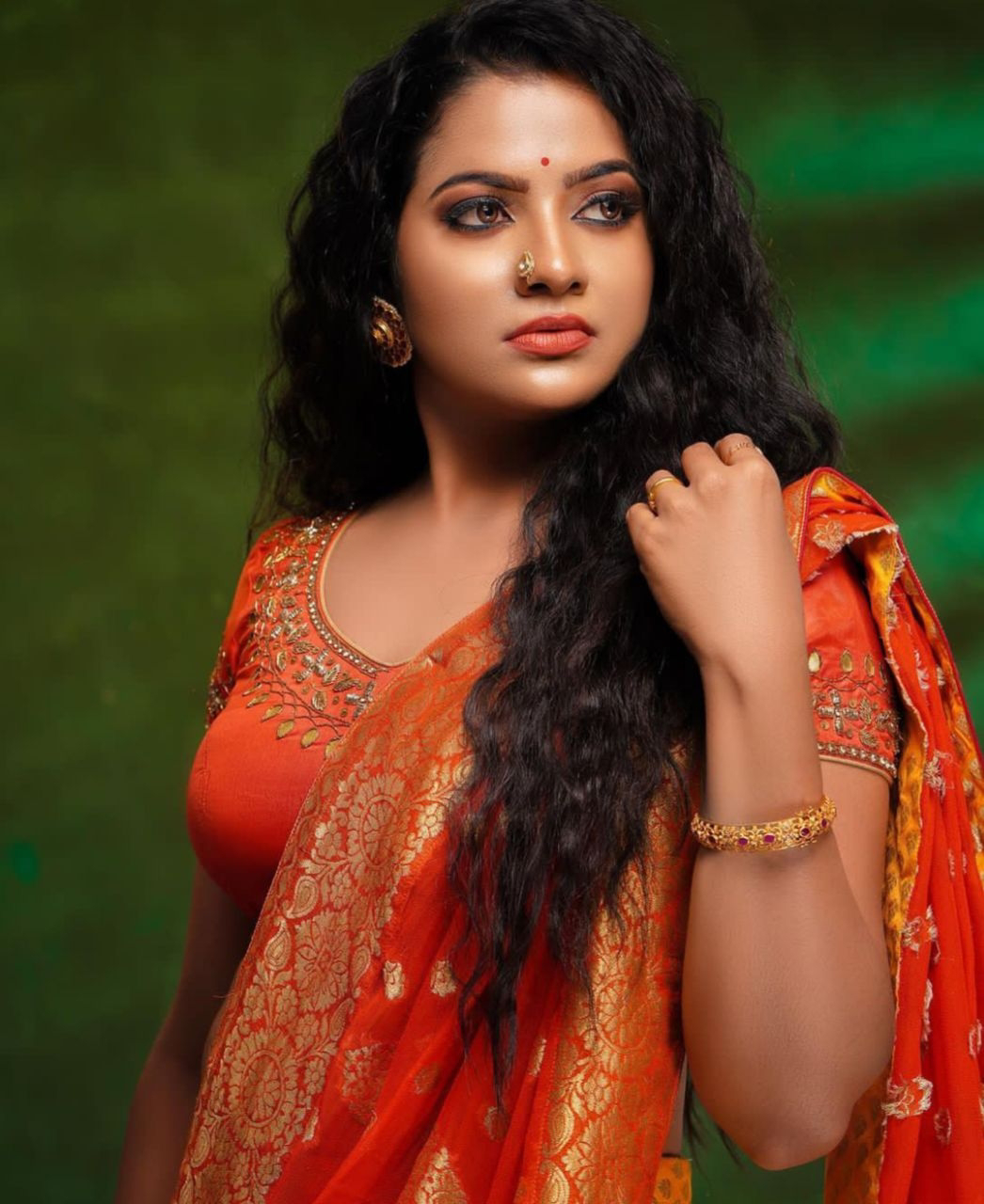 VJ Chitra Hot images: Grab eyeballs in Orange Choli Pics of VJ Chithu