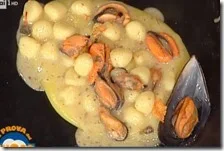 Gnocchi con cozze e polvere di capperi