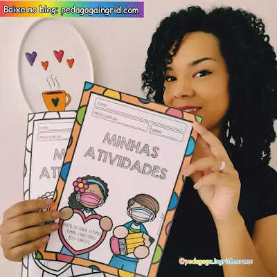 PEDAGOGA INGRID MORAES SEGURANDO UMA CAPA DE ATIVIDADES REMOTAS COM NOME FOFO CONECTADO PELO CORAÇÃO