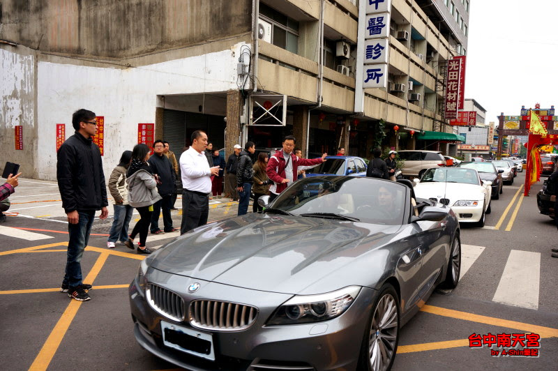 跑車陸續抵達，南天宮前好熱鬧阿