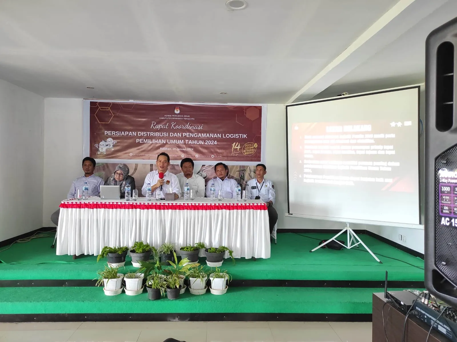 Ketua KPU Mitra saat membuka Rakor Persiapan Distribusi dan Pengaman Logistik Pemilu tahun 2024 di D'Jtos Residence, Ratahan, Senin (29/1/2023). (Foto istimewa)