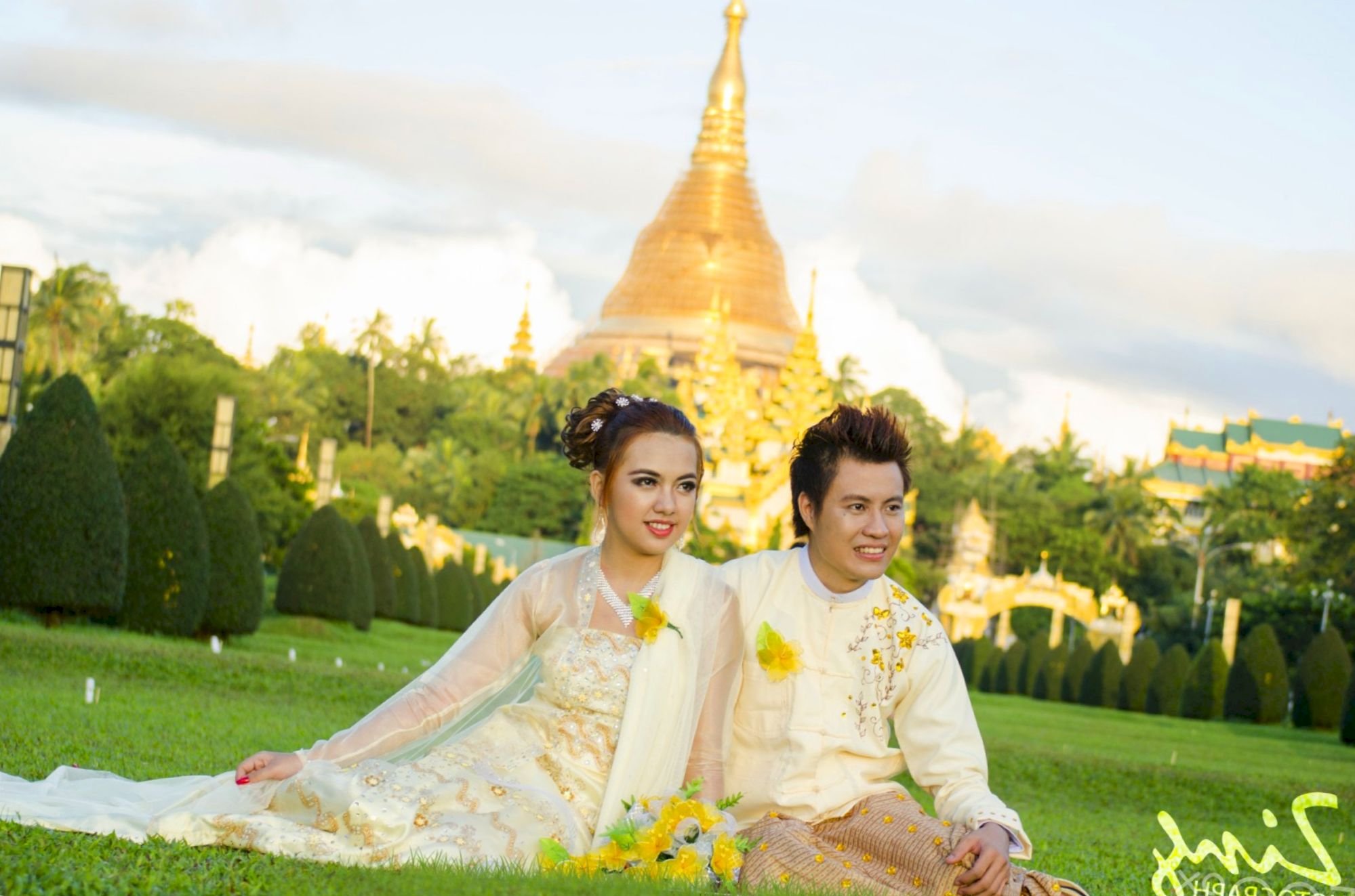 Porn Traditinol Nighit Dress - Couple in myanmar traditional wedding dress - Fashion 2D