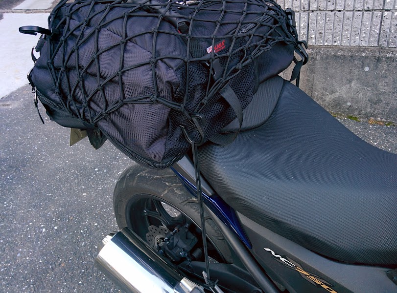 猫が教える バイクにネットやゴムロープを使っての荷物固定 積み方 バイクでどっかいこ