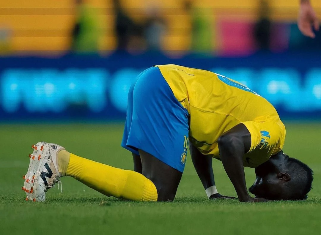 Momen Striker Al Nassr Sadio Mane bersujud syukur usai membawa timnya menang atas Al Feiha dengan skor 3-1 (Foto: Instagram@Alnassr).