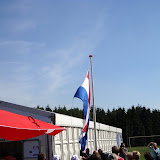 Het hijsen van de Nederlandse vlag (tijdens het zingen van het volkslied).