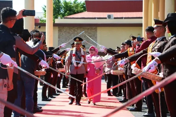 Tradisi Farewell Parade Pedang Pora, Personel Polda Sulut Lepas Irjen Pol Setyo Budiyanto. (Foto istimewa)