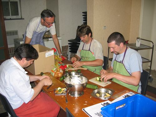 Peter overziet de werkzaamheden voor de zalmfilet met courgetteroom.