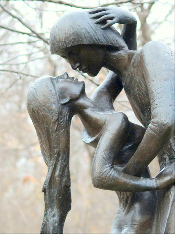 Statue of a man and a woman kissing.  This is free for download and use for commercial use.