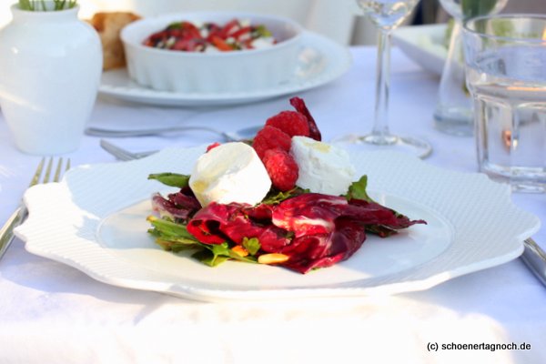 Kräutersalat mit Himbeer-Dressing, Ziegenkäsetalern, Honig und Pinienkernen